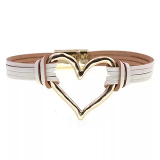 bracelet pour femme compose de plusieurs rangs en cuir blanc et coeur dore