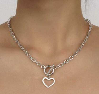 collier fantaisie avec chaine grosse maille orne d un coeur