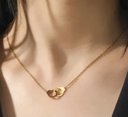 collier pour femme avec pendentif menotte en acier inoxydable