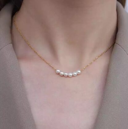 collier chaine fine avec perles synthétiques
