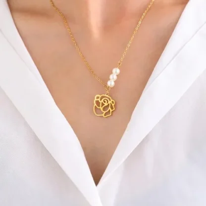 collier en forme de fleur avec perles