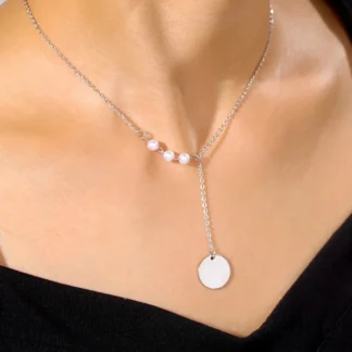 collier avec medaille et petites perles