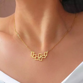 collier pour femme avec pendentif geometrique