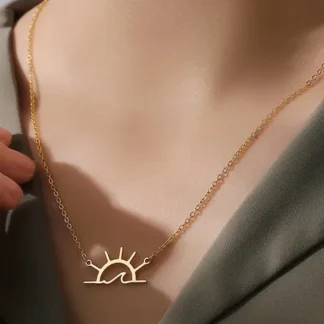 collier avec pendentif en forme de soleil et vague
