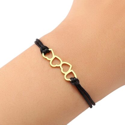 bracelet compose d un cordon avec petits coeurs en acier inoxydable