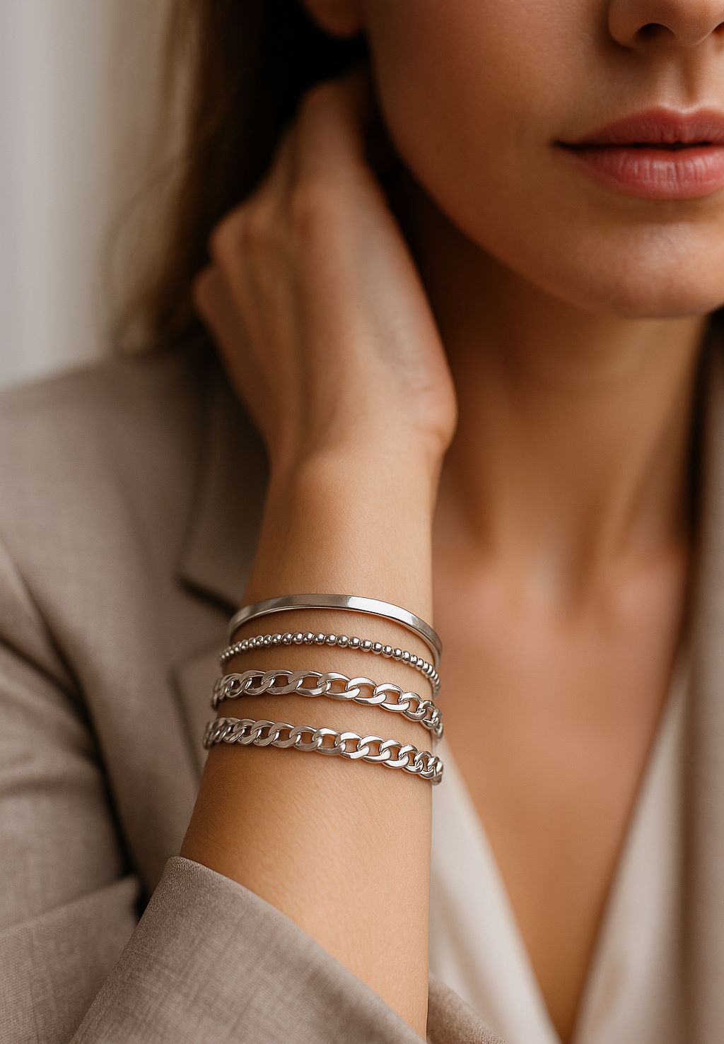 Poignet féminin élégant portant un bracelet multirangs en argent