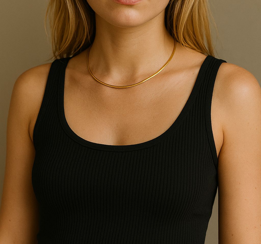 femme avec collier ras du cou en acier inoxydable